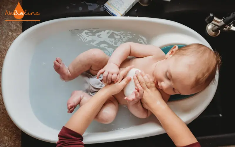 Cần chuẩn bị kỹ càng trước khi tắm cho trẻ sơ sinh