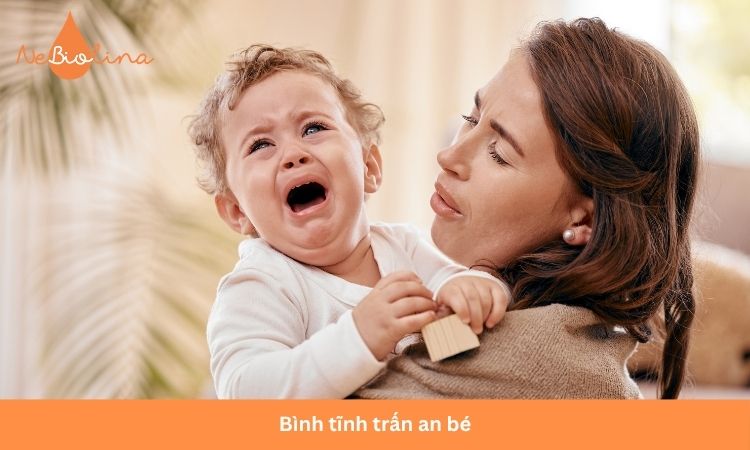 Cha mẹ dỗ dành sau khi bé bị ngã.