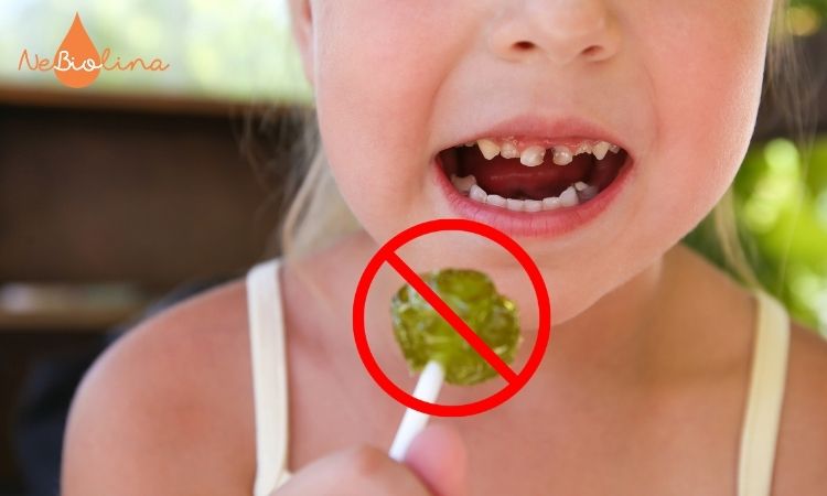 Không cho trẻ ăn đồ cứng khi vết thương chưa hồi phục hoàn toàn.