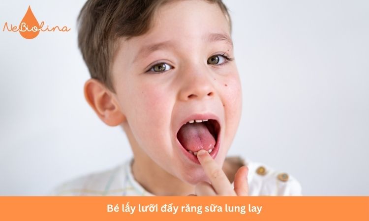 Cha mẹ theo dõi sát sao khi bé lấy lưỡi đẩy răng sữa lung lay. 