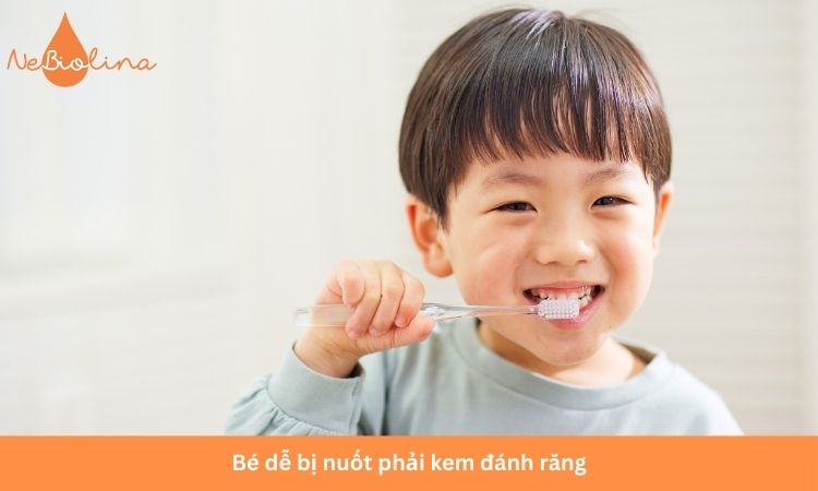 Lựa chọn kem đánh răng nuốt được để đảm bảo an toàn cho bé.