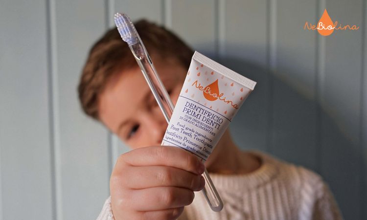 Sử dụng kem đánh răng dịu nhẹ như NeBiolina giúp làm sạch răng và bảo vệ nướu