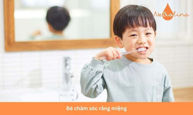 Cha mẹ hướng dẫn bé chải răng nhẹ nhàng.