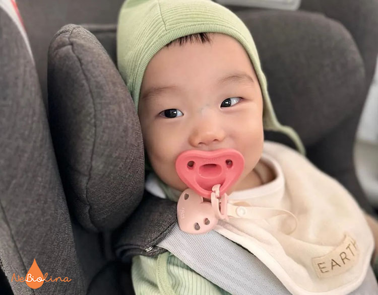 Thói quen ngậm ti giả cũng có thể khiến răng sữa của trẻ mọc lệch