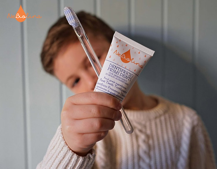 Bé có thể đánh răng lại sau khoảng 12–24 giờ với kem đánh răng dịu nhẹ