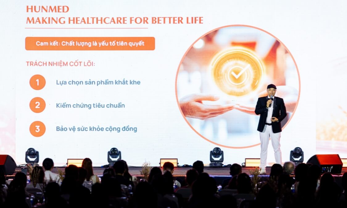 Đại diện Hunmed phát biểu trong buổi ra mắt sản phẩm