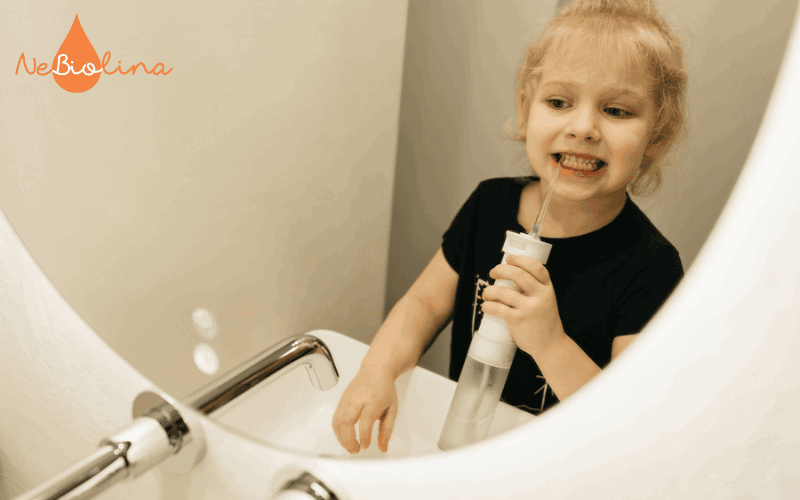 Trẻ nên vệ sinh răng miệng kỹ càng với tăm nước