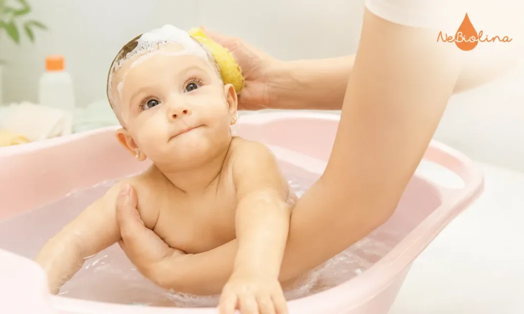 Mẹ cần vệ sinh và tắm rửa đúng cách khi bé bị chàm sữa
