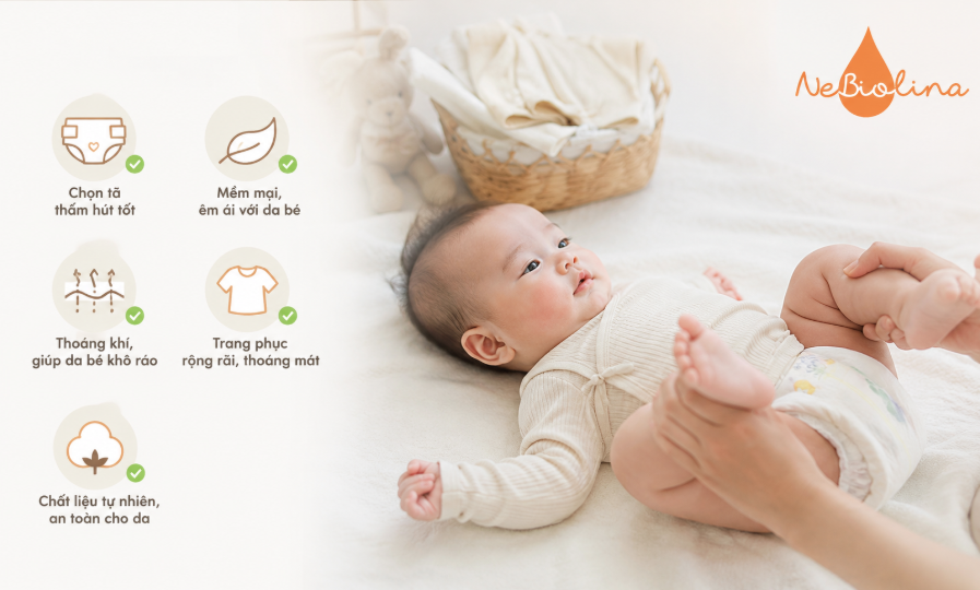 Mẹ cần lựa chọn tã và quần áo cho bé phù hợp để ngăn ngừa hăm tã