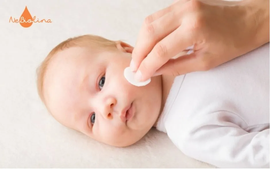 Ba mẹ nên vệ sinh da bé nhẹ nhàng tránh gây kích ứng