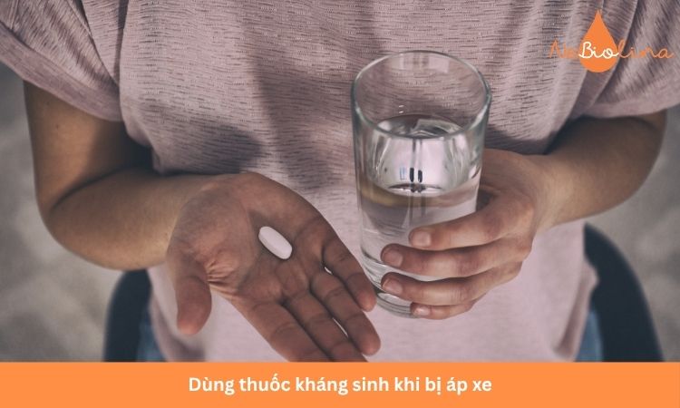 Thuốc kháng sinh chỉ được dùng theo hướng dẫn của chuyên gia. 