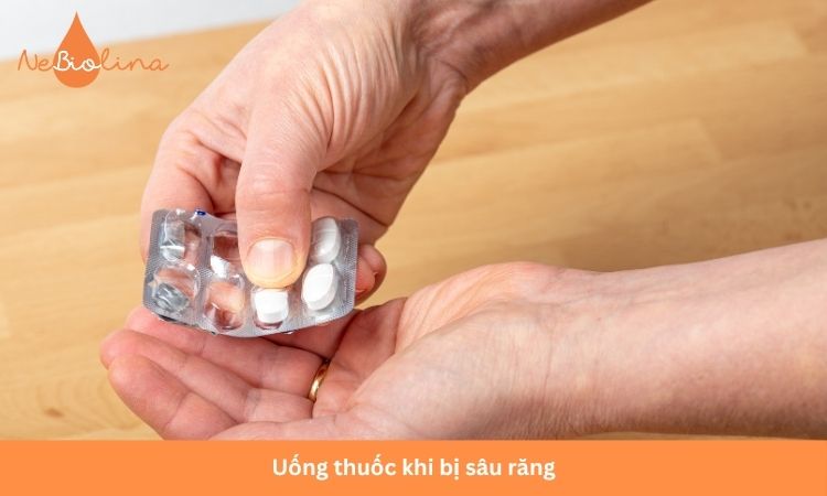 Uống thuốc theo chỉ định của bác sĩ khi bị sâu răng.