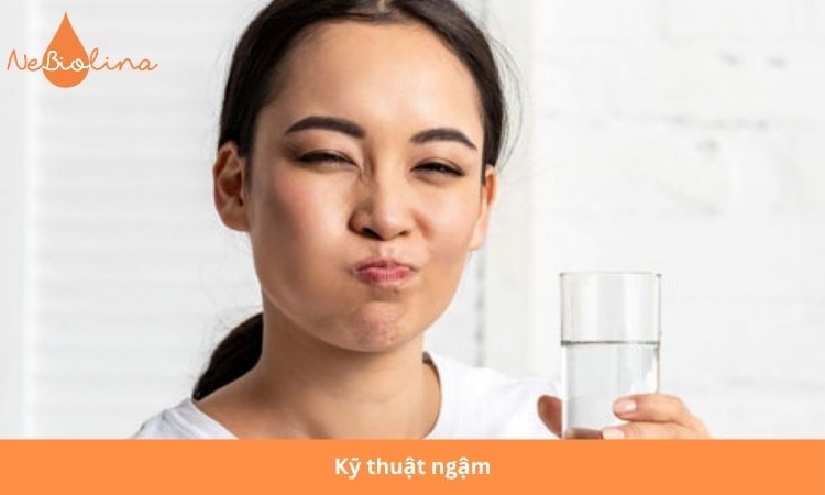 Khi ngậm, đẩy dung dịch qua lại quanh vùng bị đau.