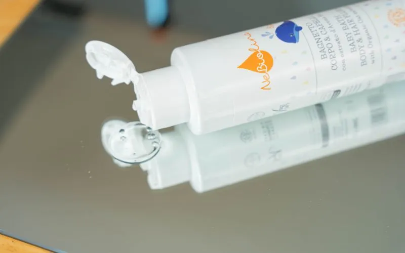 Dung dịch tắm gội 2 in 1 NeBiolina có kết cấu dạng fluid lỏng